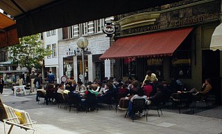 Der "Fuchsbau" an der Langen Straße, hier eine Aufnahme von zirka 1975, ist immer ein beliebter Treffpunkt gewesen. - Stadtarchiv Detmold Der "Fuchsbau" an der Langen Straße, hier eine Aufnahme von zirka 1975, ist immer ein beliebter Treffpunkt gewesen. - Stadtarchiv Detmold