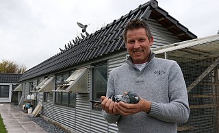 Manfred Steinmair mit einer seiner Brieftauben vor seinem Taubenschlag im eigenen Garten. - Alexandra Schaller