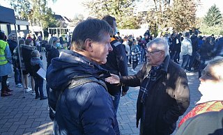 In der Diskussion: der Schulstandort Alverdissen soll möglicherweise geschlossen werden. Eine Bürgerinitiative mobilisierte Unterstützer für die Schule - unter anderem bei dieser Demo auf dem Schulhof. - Archivfoto: Sylvia Frevert