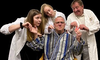 Das Stück "Der eingebildete Kranke" - eine musikalische Satire nach dem Stück von Molière - feiert am Samstag, 16. Juli, Premiere auf der Freilichtbühne Bellenberg. - Freilichtbühne Bellenberg Das Stück "Der eingebildete Kranke" - eine musikalische Satire nach dem Stück von Molière - feiert am Samstag, 16. Juli, Premiere auf der Freilichtbühne Bellenberg. - Freilichtbühne Bellenberg