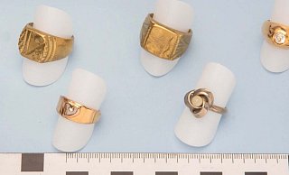 Die Polizei sucht die Eigentümer dieser Ringe. - Polizei Lippe