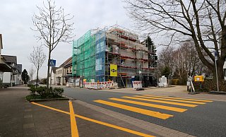 An der Herforder Straße soll ein Zebrastreifen den Übergang über die Straße erleichtern. Das Provisorium auf dem Bild wurde wegen der Baustelle eingerichtet. - Martin Düsterberg An der Herforder Straße soll ein Zebrastreifen den Übergang über die Straße erleichtern. Das Provisorium auf dem Bild wurde wegen der Baustelle eingerichtet. - Martin Düsterberg