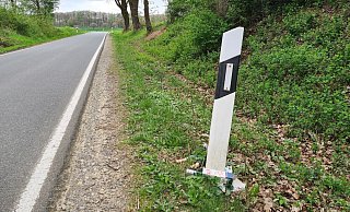 Viele kleine Sektflaschen liegen am Straßenrand oder im Graben wie hier am Kluckhofer Weg. - Nadine Uphoff