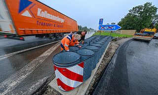 Die Ausfahrt Paderborn-Sennelager an der A33 wird bei rollendem Verkehr und strömendem Regen neu gestaltet. - Andreas Zobe Die Ausfahrt Paderborn-Sennelager an der A33 wird bei rollendem Verkehr und strömendem Regen neu gestaltet. - Andreas Zobe