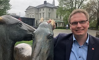 Dr. Dennis Maelzer an einer seiner Lieblingstellen in Detmold. Die Kunst vorm Landesmusem lockt die Kinder zum Klettern, "hier bin ich auch schon rumgetrurnt." - Martin Hostert