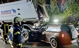 Der Wagen schob sich bei dem Aufprall unter den geparkten Lkw. - Feuerwehr Extertal