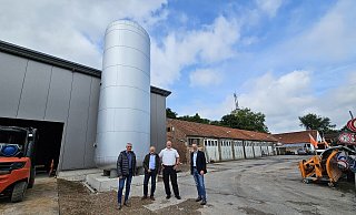 Thorsten Paulussen (von links), Frank Rayczik, Benjamin Brinkmeyer und Michael Wippermann stehen zwischen alt und neu. Links ist die neue Heizzentrale im Bau, im Hintergrund ist das Gebäude, das abgerissen wird. Hier wird neu gebaut, Sozialräume, Sanitäranlagen - getrennt - für Bauhofmitarbeiter und Feuerwehr sowie Verwaltungsräume werden dringend benötigt. - Astrid Sewing