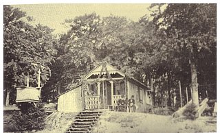 Foto aus der Sammlung Mellies, links Ernst von Bandel vor seiner Hütte. - Mellies
