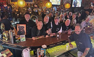 Thomas Gronemeier (links) mit seinem Harley-Davidson-Fanclub in der Stammkneipe der Biker, im "Micky's" in Fort Lauderdale (Florida). - Thomas Reineke