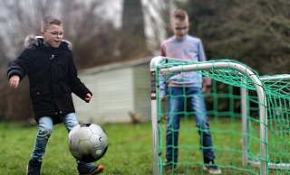 Im Garten des IQ Lügde wird schon fleißig gekickt. - SOS-Kinderdorf Lippe