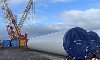 Die ersten gigantischen Teile des Windrades lagern schon auf der Baustelle nahe Brakelsiek. Ein Teil des Turms ist im Hintergrund bereits errichtet. - Silke Buhrmester