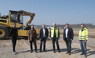 Robin Lauritzen (v.l.), Michi Hermann (beide Amazon), Bürgermeister Heinz-Dieter Krüger, Wirtschaftsförderer Rüdiger Krentz, Bastian Ulbrich (Projektleitung Bremer AG) und Sascha Lettmann (Bremer AG) haben sich die Vorbereitungsarbeiten im Industriepark Lippe angesehen.  - Stadt Horn-Bad Meinberg