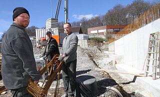 Fleißig bei der Arbeit: Manuel Eikermann, Michael Tewes und Alexander Dück (von links) von der Firma Allerkamp-Lücking - Martin Hostert