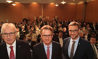 Nach zwei Jahre Pause gab es wieder einen parlamentarischen Abend: IHK-Präsident Voller Steinbach (links) und Hauptgeschäftsführer Stefan Sievers nehmen CDU-Parteivize Carsten Linnemann in ihre Mitte. - Martin Hostert
