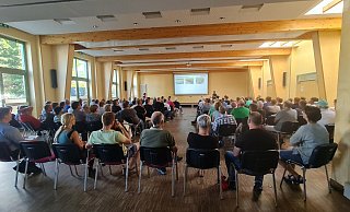 Reger Andrang: Viele sind der Einladung zum Info-Abend über "Strom vom Firmendach" ins Dorfgemeinschaftshaus Rischenau gefolgt. - Stadt Blomberg Reger Andrang: Viele sind der Einladung zum Info-Abend über "Strom vom Firmendach" ins Dorfgemeinschaftshaus Rischenau gefolgt. - Stadt Blomberg