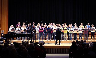 Zum gemeinsamen Musizieren lädt die Musikschule Bad Salzuflen ein: Am 19. August werden bei „Sing Mit!“ Popsongs und volkstümliche Lieder gesungen, wobei die optisch aufbereiteten Texte mitlaufend auf eine große Leinwand projiziert werden. - Musikschule Bad Salzuflen Zum gemeinsamen Musizieren lädt die Musikschule Bad Salzuflen ein: Am 19. August werden bei „Sing Mit!“ Popsongs und volkstümliche Lieder gesungen, wobei die optisch aufbereiteten Texte mitlaufend auf eine große Leinwand projiziert werden. - Musikschule Bad Salzuflen