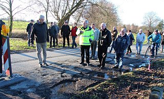 Baurbeiten an der Fettpottstraße Leopoldshöhe, seinerzeit noch mit dem damaligen Bauamtsleiter Hermann Oortmann - LZ Baurbeiten an der Fettpottstraße Leopoldshöhe, seinerzeit noch mit dem damaligen Bauamtsleiter Hermann Oortmann - LZ