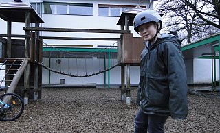 Henrie Korn aus der Klasse 4b freut sich auf das geplante Fußballfeld an seiner Schule und probiert schon mal ein paar Probeschüsse in die hölzerne Spiellandschaft. - Hajo Gärtner Henrie Korn aus der Klasse 4b freut sich auf das geplante Fußballfeld an seiner Schule und probiert schon mal ein paar Probeschüsse in die hölzerne Spiellandschaft. - Hajo Gärtner