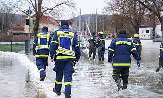 Men at work: Einsatzkräfte des THWs Lemgo helfen in Rinteln beim Bau einer Fußgängerbrücke an der Seetorstraße. - Freitag TV