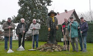 Am hölzernen Wandergesellen präsentiert sich das (fast) vollständige Mobile Rentner-Team. - Heimat- und Verkehrsverein Siekholz Am hölzernen Wandergesellen präsentiert sich das (fast) vollständige Mobile Rentner-Team. - Heimat- und Verkehrsverein Siekholz