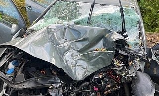 Das Auto musste aus einem vier Meter tiefen Abhang geborgen werden. - Feuerwehr Kalletal