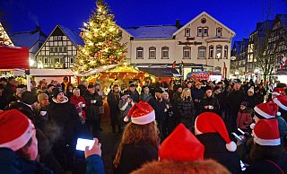 Chor und Besucher singen gemeinsam auf dem weihnachtlich geschmückten Marktplatz. - Nicole Ellerbrake Chor und Besucher singen gemeinsam auf dem weihnachtlich geschmückten Marktplatz. - Nicole Ellerbrake
