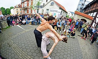 Die Tänzer Leony Rafael Boni und Levin Mischel vom Landestehater Detmold eröffnen die Design Woche in der Grabbestraße mit einem künstlerischen Tanz - Nicole Ellerbrake Die Tänzer Leony Rafael Boni und Levin Mischel vom Landestehater Detmold eröffnen die Design Woche in der Grabbestraße mit einem künstlerischen Tanz - Nicole Ellerbrake