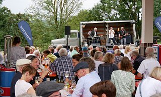 Zwischen Zapfsäule und Ölkabinett. Die Band mit Benjamin Bobe, Mickey Meinert, Dieter Kropp, Jan Koeckstadt und Martin Hohmeier begeistert rund 200 Gäste bei der Tankstellenparty (von links). - Thomas Krügler Zwischen Zapfsäule und Ölkabinett. Die Band mit Benjamin Bobe, Mickey Meinert, Dieter Kropp, Jan Koeckstadt und Martin Hohmeier begeistert rund 200 Gäste bei der Tankstellenparty (von links). - Thomas Krügler