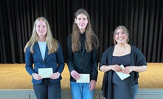 Wurden als Klassenbeste ausgezeichnet: Anni Schäfersmeier, Jannik Friesen und Zülal Gecer (von links). - Gigas-Schule Wurden als Klassenbeste ausgezeichnet: Anni Schäfersmeier, Jannik Friesen und Zülal Gecer (von links). - Gigas-Schule