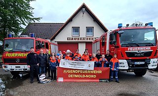 Freuen sich &uuml;ber neues Spiel- und Ausbildungsger&auml;t: (von links) Jugendfeuerwehrwart Cord-Henrik Starke, die Vorsitzenden des F&ouml;rdervereines Rolf Rethmeier und Lars Topp, die Jugendgruppensprecherin Clara Sch&ouml;nbom mit Mitgliedern der Jugendfeuerwehr Detmold-Nord, sowie die Jugendfeuerwehrwarte Timo Wehmeier und Lars Tonk. - L&ouml;schgruppe Brokhausen