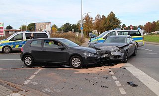 Der Audi und der VW sind an der Ecke Isringhausen-Ring/ Liemer Weg zusammengestoßen. Auch ein drittes Fahrzeug ist am Unfall beteiligt und steht weiter abseits. - Nadine Uphoff