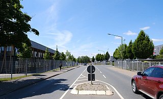 Links das Technik Center, rechts das große Firmenareal, dazwischen nur eine Verkehrsinsel: Jowat will eine überdachte Fußgängerbrücke über die ernst-Hilker-Straße spannen, um die beiden Firmengelände miteinander zu verbinden. - Sven Koch Links das Technik Center, rechts das große Firmenareal, dazwischen nur eine Verkehrsinsel: Jowat will eine überdachte Fußgängerbrücke über die ernst-Hilker-Straße spannen, um die beiden Firmengelände miteinander zu verbinden. - Sven Koch