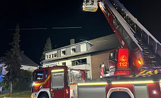 Mit einer Drehleiter rettet die Freiwillige Feuerwehr Bad Salzuflen einen Bewohner vom Balkon. - Nele Keunecke / Feuerwehr Bad Salzuflen
