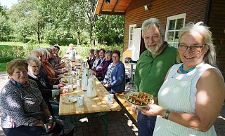Pfarrer Dietmar Leweke und seine Frau Reinhild servieren den Gästen im Rischenauer Park frisch gebackene Waffeln. - Michaela Weiße Pfarrer Dietmar Leweke und seine Frau Reinhild servieren den Gästen im Rischenauer Park frisch gebackene Waffeln. - Michaela Weiße
