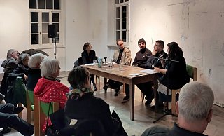 Brigitte Labs-Ehlert, Bernhard Hartmann (Dolmetscher), Michal Ksiazek, Zmicier Vishniou, Iryna Herasimovich diskutieren beim Schriftstellertreffen in Schwalenberg. - Verein Europäisches Laboratorium Brigitte Labs-Ehlert, Bernhard Hartmann (Dolmetscher), Michal Ksiazek, Zmicier Vishniou, Iryna Herasimovich diskutieren beim Schriftstellertreffen in Schwalenberg. - Verein Europäisches Laboratorium