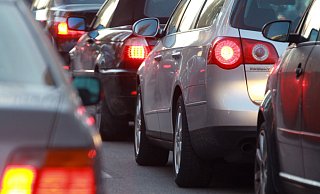 Zum Tag der Bundeswehr am vergangenen Samstag in Augustdorf hat sich der Verkehr über mehrere Kilometer bis in die angrenzenden Ortschaften gestaut. Viele Besucher sind nach stundenlanger Wartezeit wieder umgekehrt. - Symbolbild: Stephan Jansen/dpa