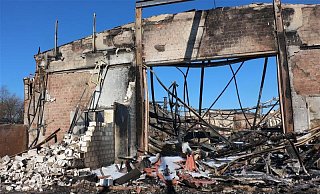 Eine Ruine ist nach dem Großbrand übrig geblieben. Es besteht Einsturzgefahr. - Janet König Eine Ruine ist nach dem Großbrand übrig geblieben. Es besteht Einsturzgefahr. - Janet König