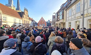 Über 2000 Menschen kamen Ende Januar auf dem Marktplatz zusammen, um ein Zeichen für Demokratie und Menschenrechte zu setzen. Das Bündnis "Lemgo hält zusammen" hatte aufgerufen und hofft, dass Samstag und Sonntag wieder viele Menschen an Demonstration und Europa-Walk teilnehmen. - Thomas Krügler