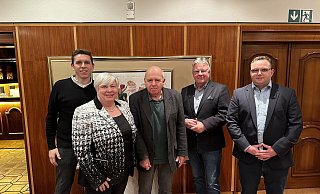 von links: Mitgliederbeauftragten Jan Helmut Johanning, stellvertretende Vorsitzende Brigitte Hermann, den JubiliarErhard Kirchhof, den Vorsitzenden des CDU-Ortsverbandes Lage-West Rudi Stölting und den Vorsitzenden des Stadtverbandes Frederik Topp. - CDU Lage