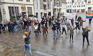 Die Aktion "One Billion Rising" fand am Mittwochnachmittag unter anderem auf dem Lemgoer Marktplatz statt. - Nadine Uphoff