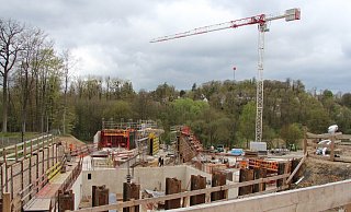 Hier ist einer von drei Kränen zu sehen, die auf der Baustelle im Einsatz sind. - Jana Beckmann Hier ist einer von drei Kränen zu sehen, die auf der Baustelle im Einsatz sind. - Jana Beckmann
