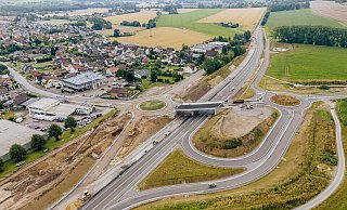 Das Ende ist in Sicht. Auf dem Drohnenbild ist zu erkennen, wie die Verkehrsführung sein wird, wenn die Baumaßnahme an der B66 abgeschlossen ist. - Besim Mazhiqi Das Ende ist in Sicht. Auf dem Drohnenbild ist zu erkennen, wie die Verkehrsführung sein wird, wenn die Baumaßnahme an der B66 abgeschlossen ist. - Besim Mazhiqi