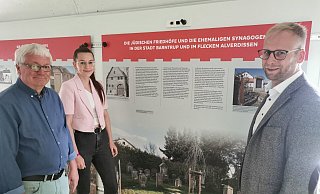 Präsentieren die Ausstellung im Eisenbahnwaggon der Landeseisenbahn Lippe: (von links) Kurator Jürgen Scheffler, Martha Johannsmeier vom Kultur Stellwerk Nordlippe und Barntrups Bürgermeister Borris Ortmeier. - Sylvia Frevert