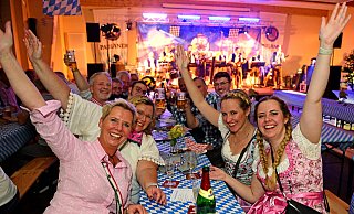 In Dirndl und Lederhosen herrscht ausgelassene Stimmung am "Bayerischen Abend" - Nicole Ellerbrake In Dirndl und Lederhosen herrscht ausgelassene Stimmung am "Bayerischen Abend" - Nicole Ellerbrake