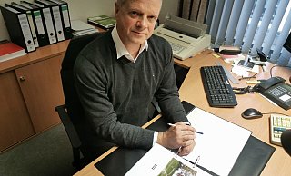 Hat mit seinem Team reichlich Überstunden gemacht: Stadtkämmerer Uwe Schünemann legt pünktlich zum Jahresende den Haushalt für 2022 vor. Nach Klausurberatungen innerhalb der Fraktionen will der Rat in der Weihnachtssitzung abstimmen. - Sylvia Frevert Hat mit seinem Team reichlich Überstunden gemacht: Stadtkämmerer Uwe Schünemann legt pünktlich zum Jahresende den Haushalt für 2022 vor. Nach Klausurberatungen innerhalb der Fraktionen will der Rat in der Weihnachtssitzung abstimmen. - Sylvia Frevert