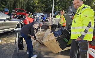 Das Team der Stadt war an den gelben Jacken klar zu erkennen und packte beim Füllen der Sandsäcke auf dem Bauhof auch mit an. Sven Anders, Fachteamleiter Stadtentwässerung, Wasserwirtschaft, freute sich, dass der Andrang groß war. - Astrid Sewing