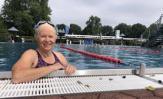 Ute Timm am Beckenrand im Bega-Bad. Die 66-Jährige geht täglich ins Wasser - bei Wind und Wetter. - Sven Kienscherf