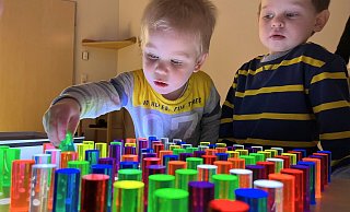 Aktionswoche „Forschen und Entdecken“: Maximilian und Mikko aus der Johanniter-Kita „Burg Adebar“ lernen, Farben zu erkennen, zu sortieren und Muster zu stecken. - Johanniter Lippe-Höxter