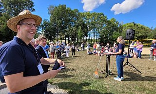 Frank Drexhage gehört zum Organisationsteam in Hörste, seine Aufgabe war es unter anderem, den Werdegang des Dorfgemeinschaftsplatzes vorzustellen. Nach ihm trat Annika Ginau ans Mikrophon und stellte die erste Lotta-Geschichte vor. - Astrid Sewing