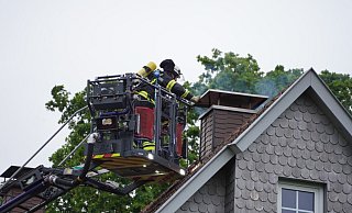 Ein Schornstein-Brand hat die Feuerwehr Detmold besch&auml;ftigt. - FREITAG-TV